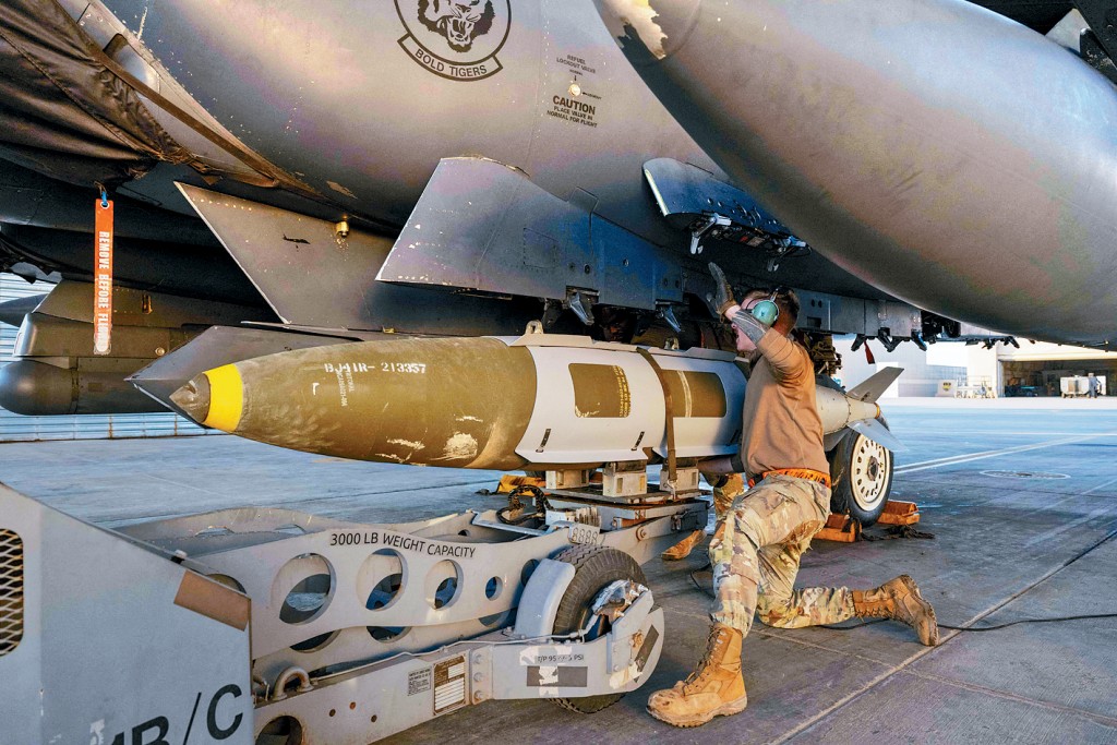 美國空軍士兵上周四為「鷹眼打擊」行動，把GBU-31炸彈系統安裝到一架F-15E戰鬥機上。