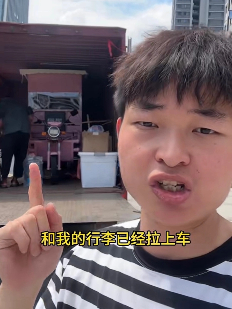 考察後,張男毅然回到武漢擺攤。 考察後,張男毅然回到武漢擺攤。