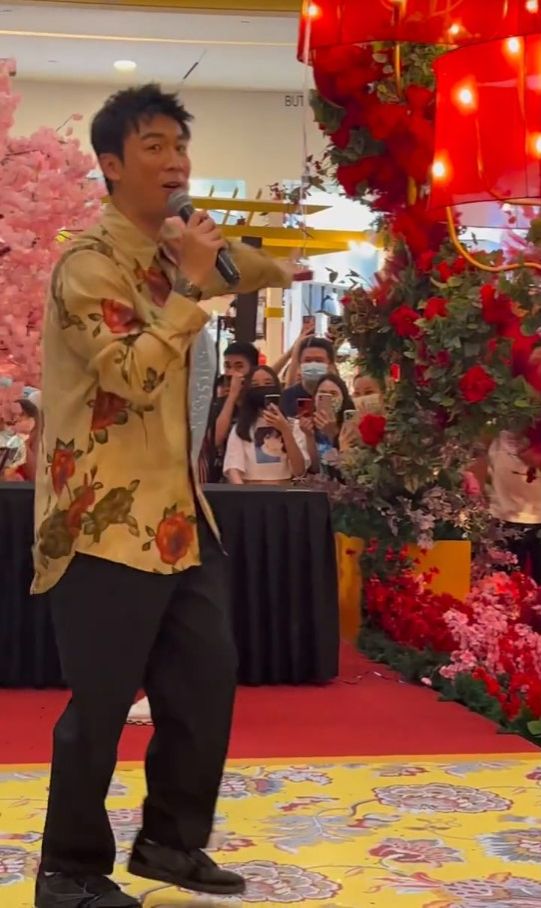 譚俊彥的花花恤衫很配合南洋風情。 ​  ​