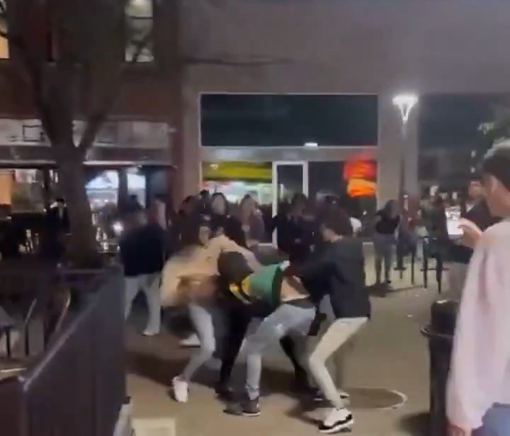 网上流传事发时大批年轻人殴斗影片。X@Hawkeye Paul