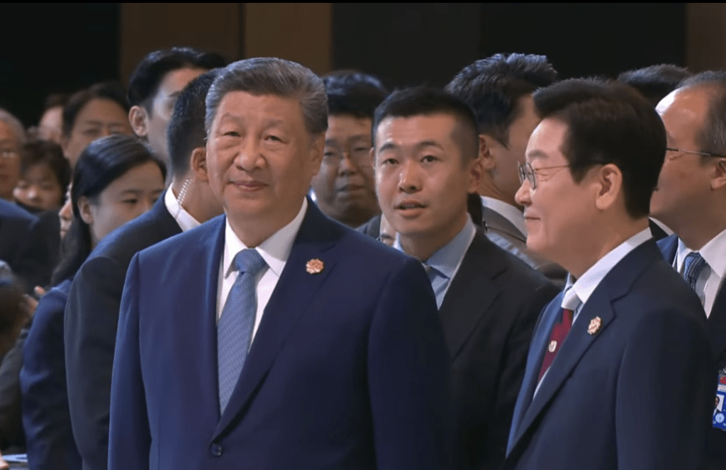 中國國家主席習近平及香港特區行政長官李家超應邀出席晚宴,旁為南韓總統李在明。Youtube/ @APEC2025KOREA 畫面截圖 中國國家主席習近平及香港特區行政長官李家超應邀出席晚宴,旁為南韓總統李在明。Youtube/ @APEC2025KOREA 畫面截圖