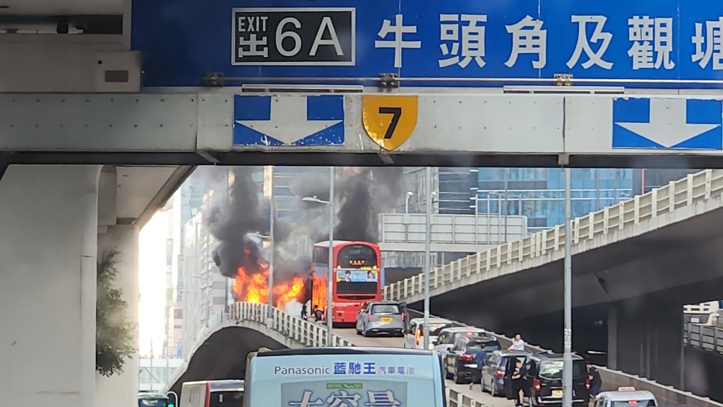 觀塘道往油塘方向交通受阻。FB:馬路的事 (即時交通資訊台) 觀塘道往油塘方向交通受阻。FB:馬路的事 (即時交通資訊台)