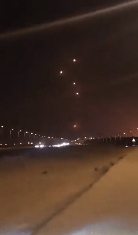 沙特一機場21日晚上遇襲致至少1死8傷。Devesh81403955@X