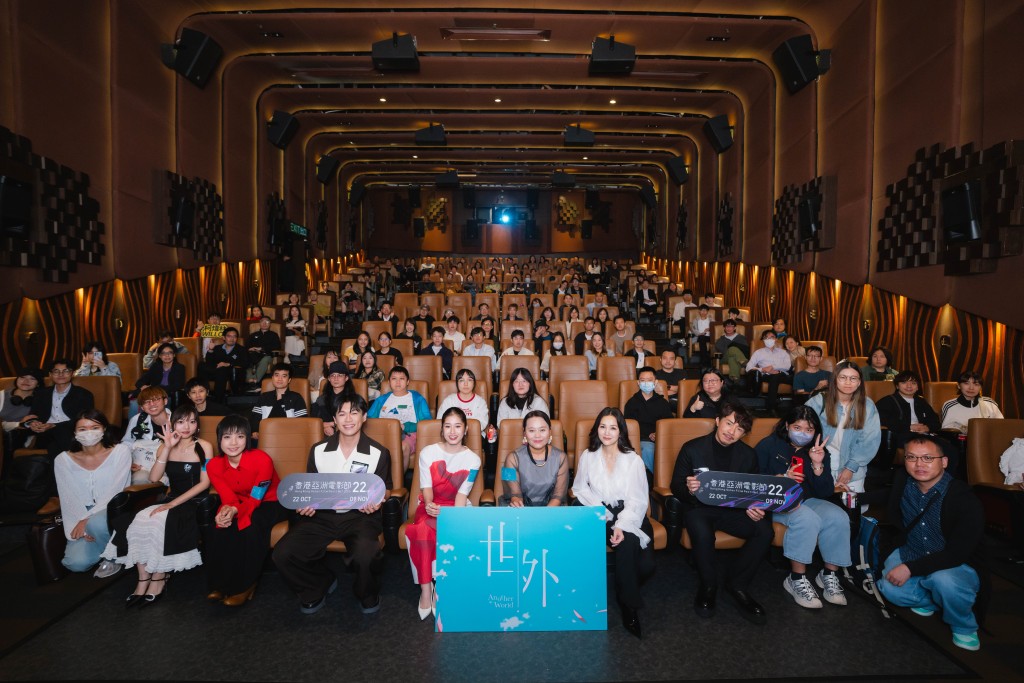 《世外》叫好叫座,早前Polly率钟雪莹、张继聪、谢安琪、柯炜林等配音演员出席映后分享。 《世外》叫好叫座,早前Polly率钟雪莹、张继聪、谢安琪、柯炜林等配音演员出席映后分享。