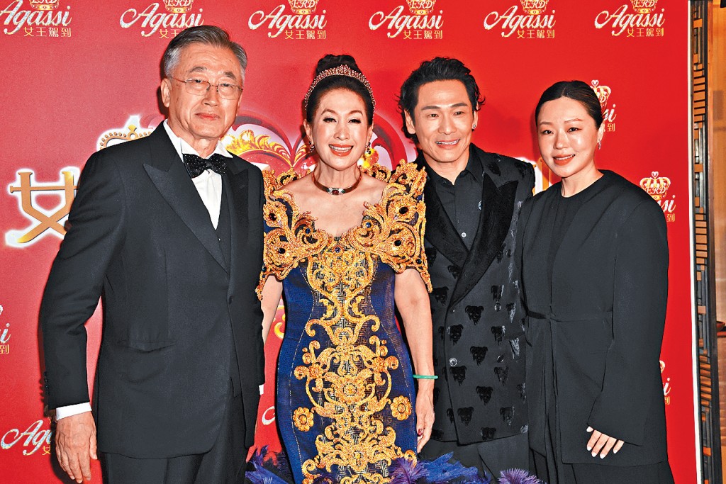 杜德偉（右二）同太太李曉冰（右一）齊出席王玉環（左二）慶祝晚宴。