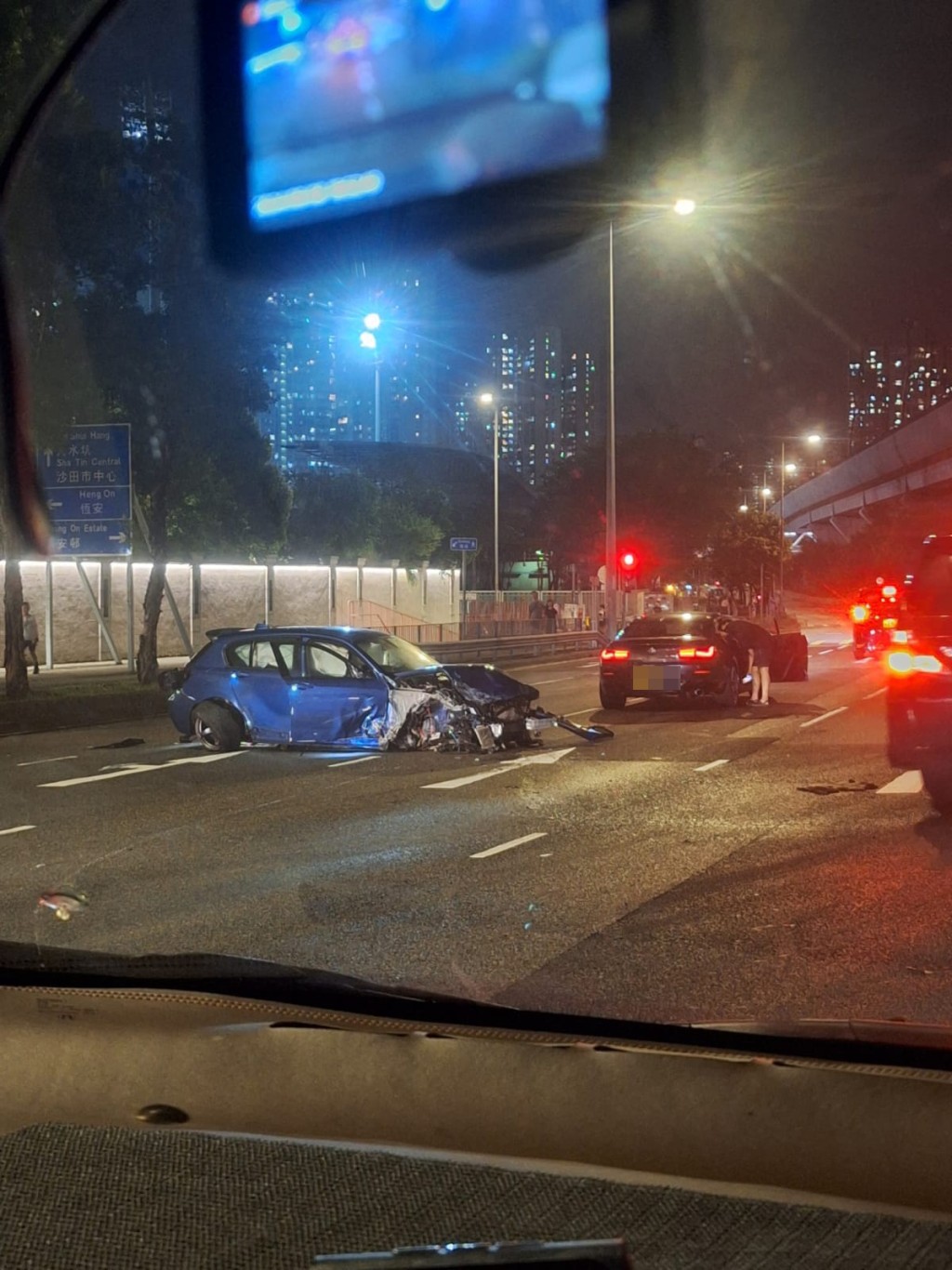 藍色私家車車頭嚴重損毀，泵把及車胎飛脫。網上圖片