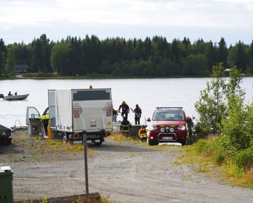 瑞典搜救人员在现场打捞。AP图片