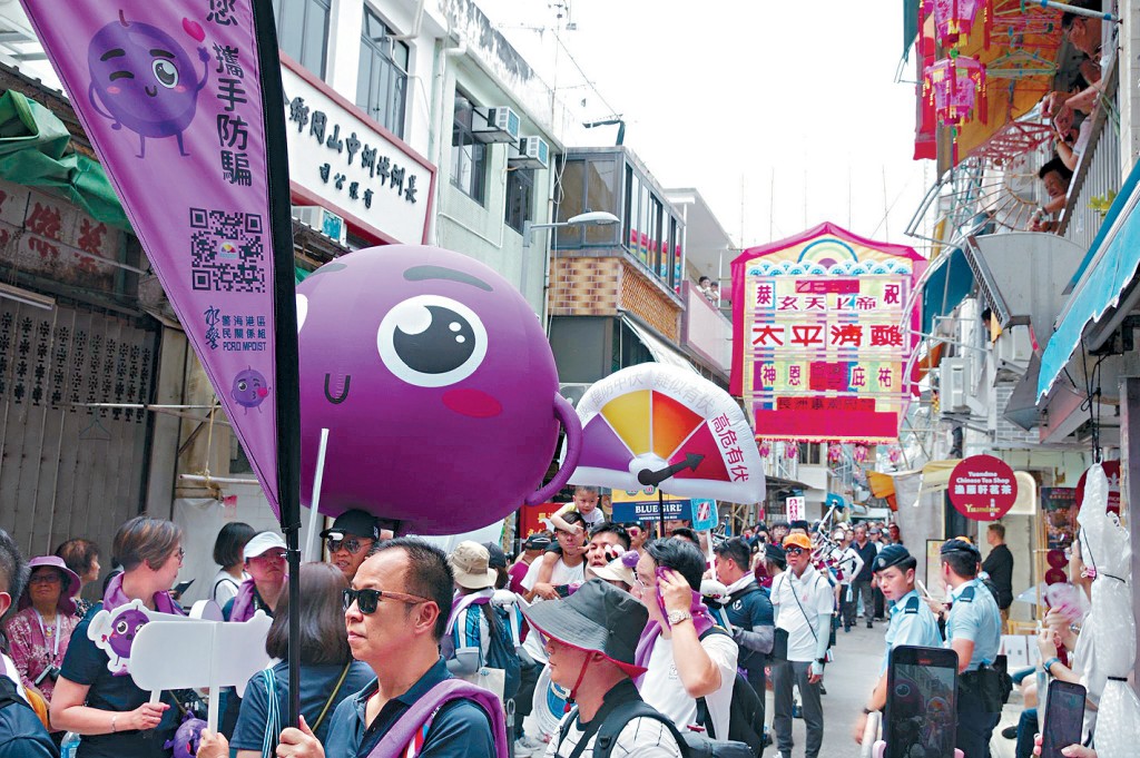 警方防騙吉祥物「提子」不時在節慶日子現身。圖為巨型「提子」公仔上月出現在長洲飄色巡遊。