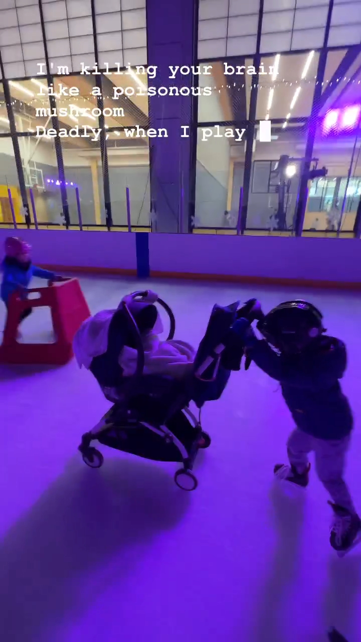 4歲的Jared推着BB車溜冰已經有模有樣。