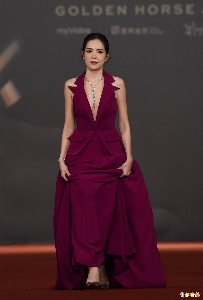許瑋甯一襲紫色低V晚裝，非常性感。