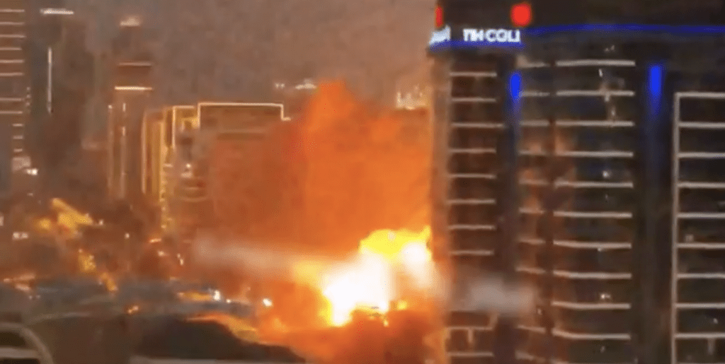 隨後畫面展示無人機安裝在火箭發射器上發射，並剪輯了近日高速擊中海灣國家酒店及民居的慘烈片段，向外界展示其遠程精準打擊能力。