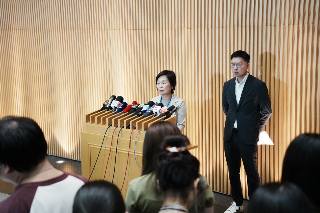 左起:教育局局長蔡若蓮、教育局副秘書長(二)胡鉅華。 左起:教育局局長蔡若蓮、教育局副秘書長(二)胡鉅華。