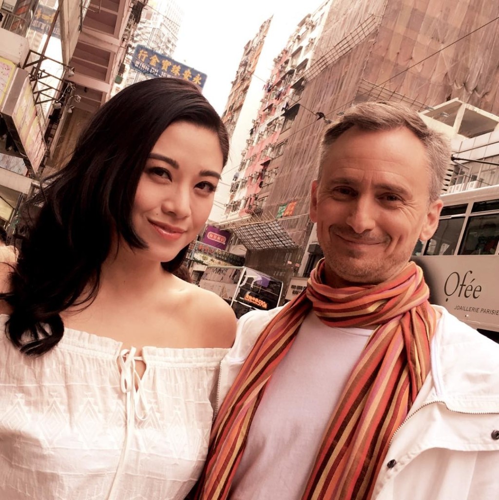 廖碧儿（左）与河国荣曾合作主持奇妙电视（现改名HOY TV）节目《香港有宝证》。