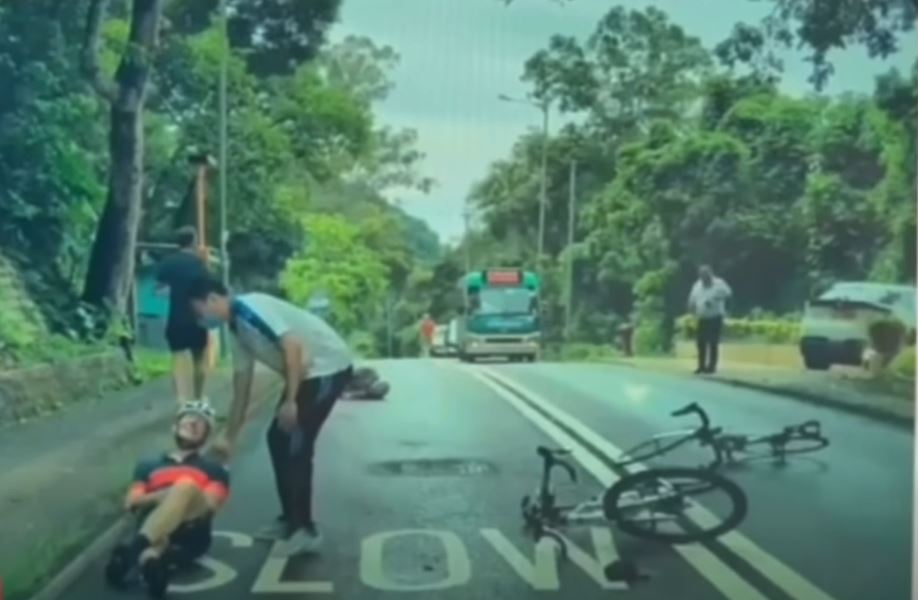 熱心途人上前協助傷者。fb「車cam L（香港群組）」影片截圖