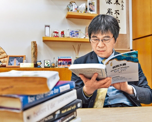 賴炳華夥拍補習名師周勤才出版中英雋語的語例集,他希望學生言之有物之餘,亦領略中西文化的互通之處。