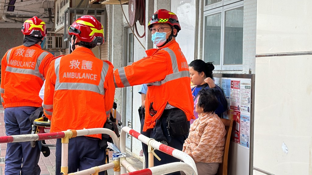 有長者由外傭陪同下到地面暫避。