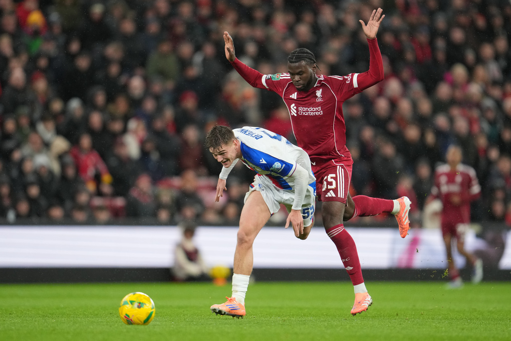 拿路撞跌有單刀機會的丹雲尼領紅。美聯社 拿路撞跌有單刀機會的丹雲尼領紅。美聯社