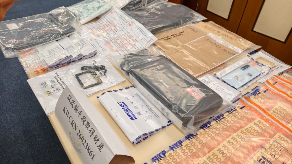 警方展示涉案證物。黃文威攝 警方展示涉案證物。黃文威攝