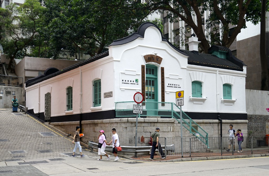 舊灣仔郵政局是香港現存最古老的郵政局建築，現已改為環境保護署的環境資源中心。