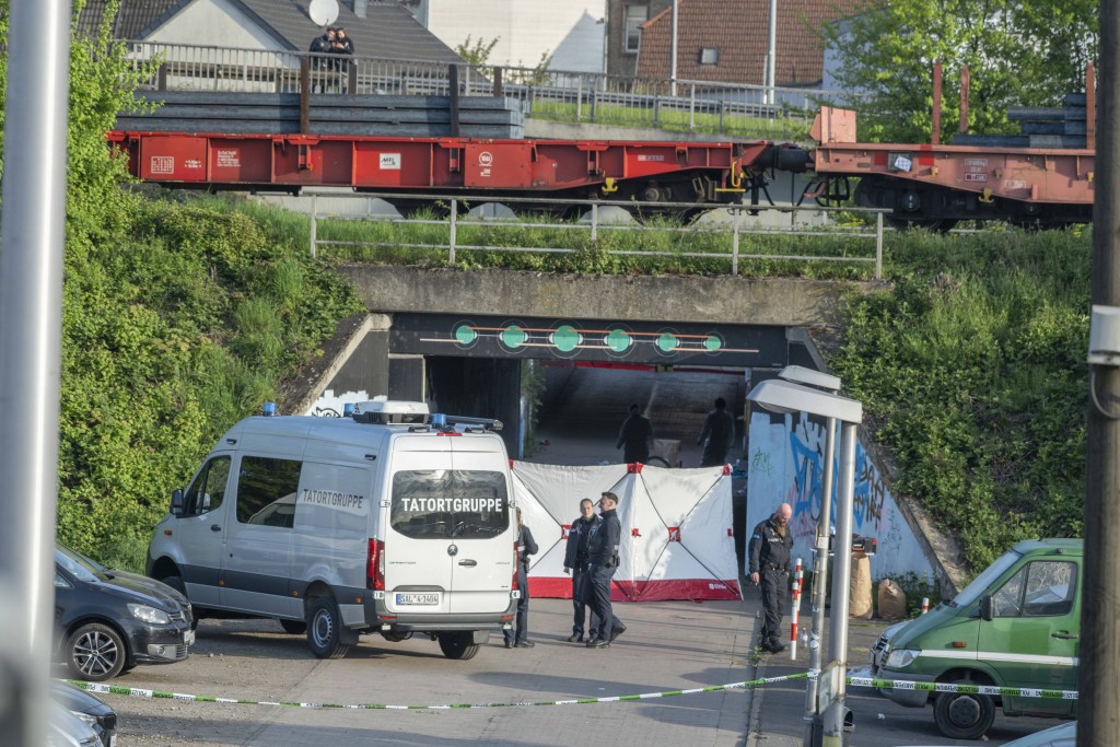 事发后隧道已被大范围封锁，鉴证人员正进行现场调查。路透社