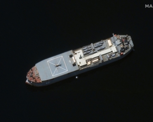 人造衛星拍攝到其中一艘軍艦配備一些小型攻擊型快艇。AP