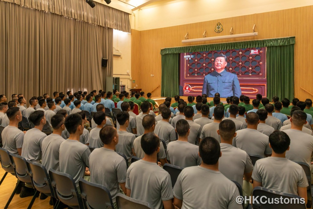 海關學院教職員及學員透過電視直播,觀看國家主席習近平發表重要講話。 海關學院教職員及學員透過電視直播,觀看國家主席習近平發表重要講話。