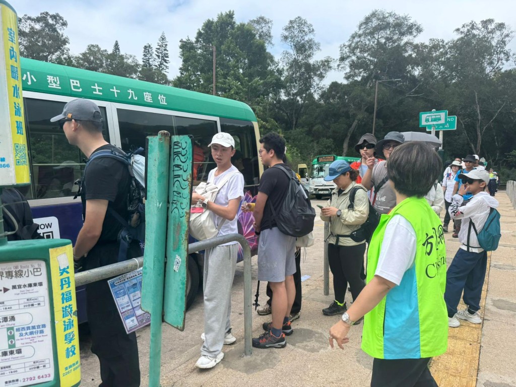 小巴排隊情況。方國珊FB 小巴排隊情況。方國珊FB