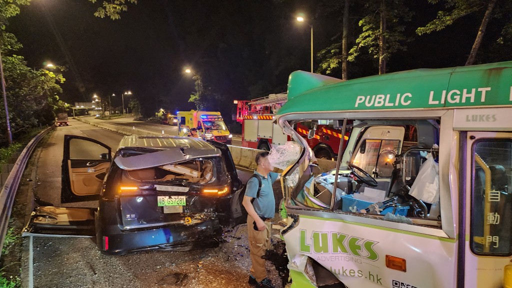 小巴收掣不及撞向私家車車尾。 小巴收掣不及撞向私家車車尾。
