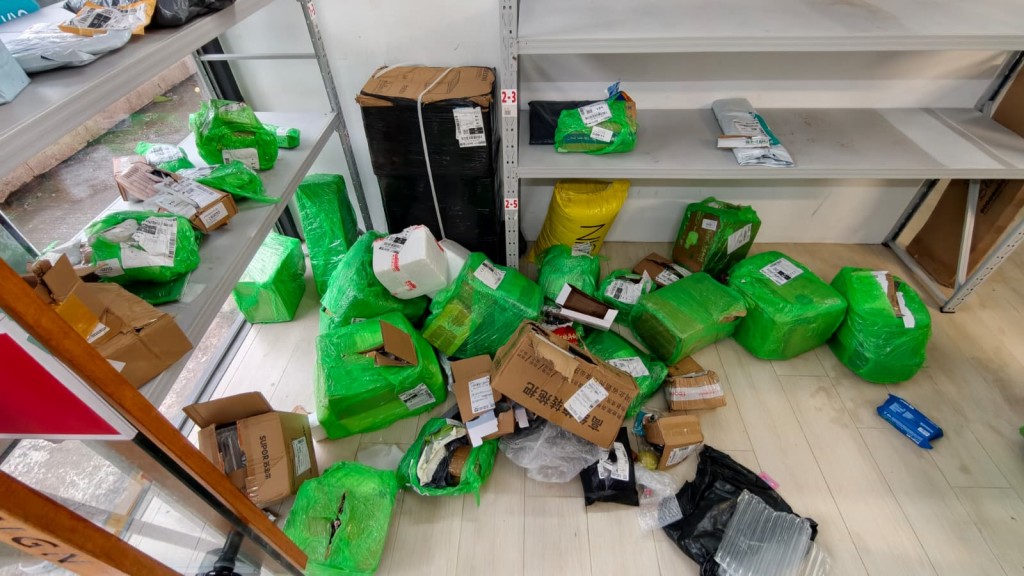 店內大量包裹被賊人打開。黃文威攝 店內大量包裹被賊人打開。黃文威攝