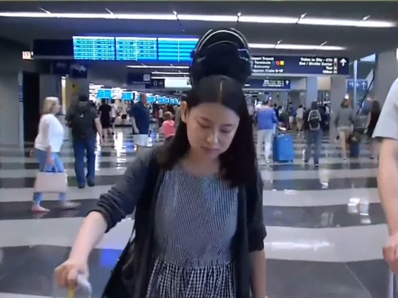中國女留學生胡晶晶對於被趕下飛機心滿無奈。(網圖)