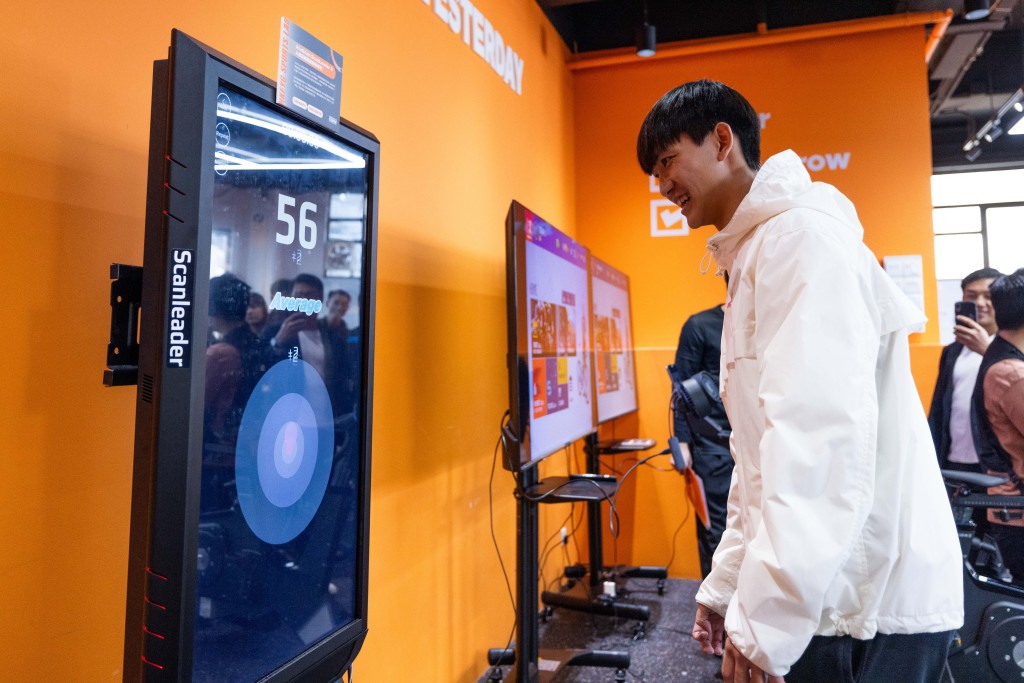 「香港青年協會運動測研館」配備多項新興運動科技設備，包括： iWALL 3.0、Multiball、AfaScan ScanLeader 3。當中手球運動員 黃澤橋試玩 AfaScan，了解身體數據