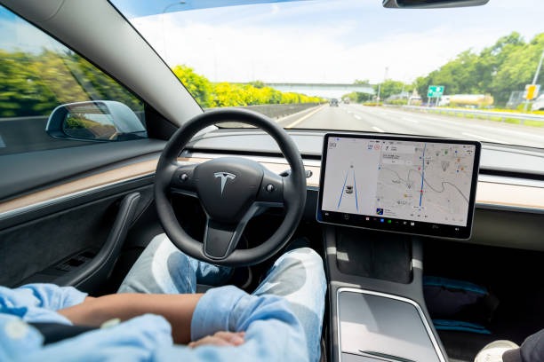 Tesla电动车配备自动驾驶系统。istock