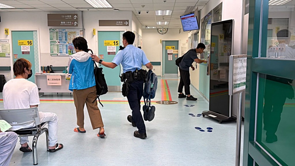 警員陪同另一女子到醫院了解。劉漢權攝 警員陪同另一女子到醫院了解。劉漢權攝