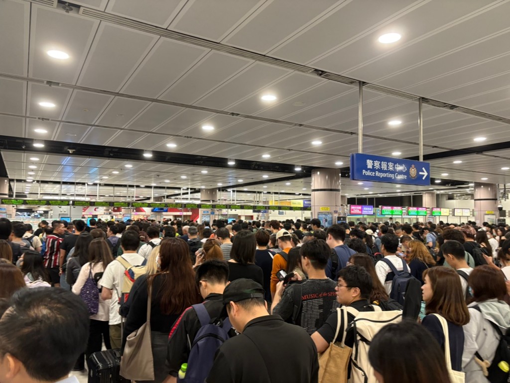 落馬洲管制站人頭湧湧。資料圖片