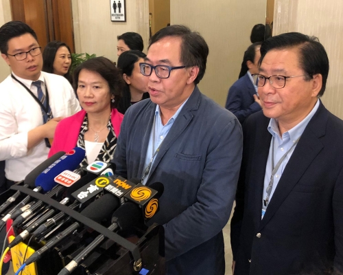 經民聯主席盧偉國(中)表示，尊重法庭判決。