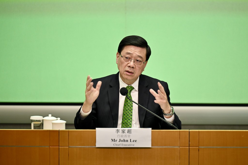 行政長官李家超於今日（17日）發表了任內第四份《施政報告》，即為大家整合與各位爸媽有關的教育、育兒相關政策措施的施政報告2025懶人包。（圖片來源：《星島日報》）