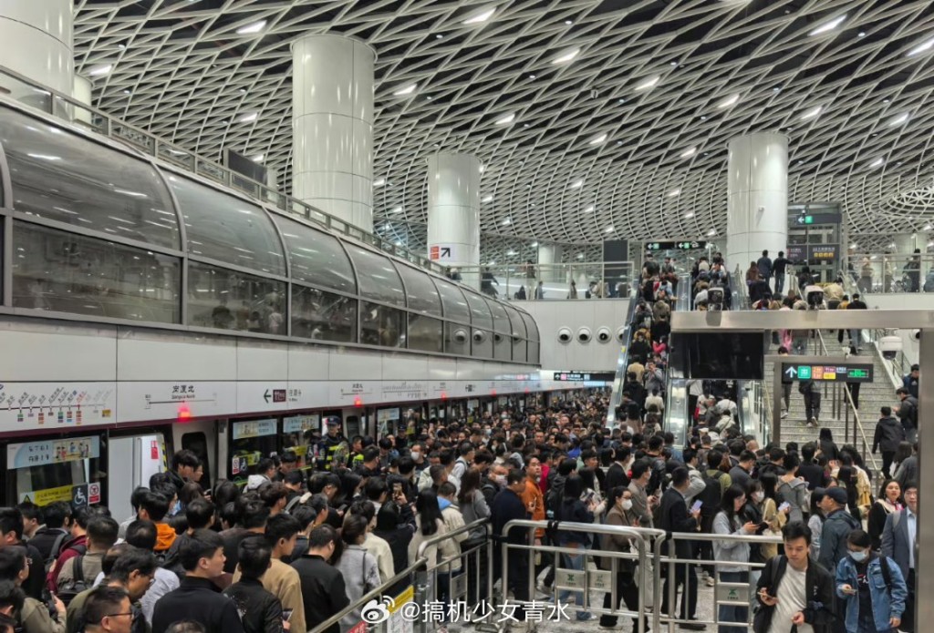 大批乘客在地鐵站滯留。（微博）