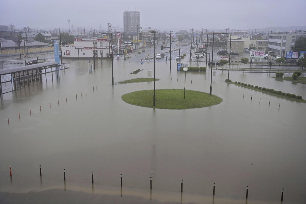 JR秋田站前等秋田市區大範圍水浸。美聯社