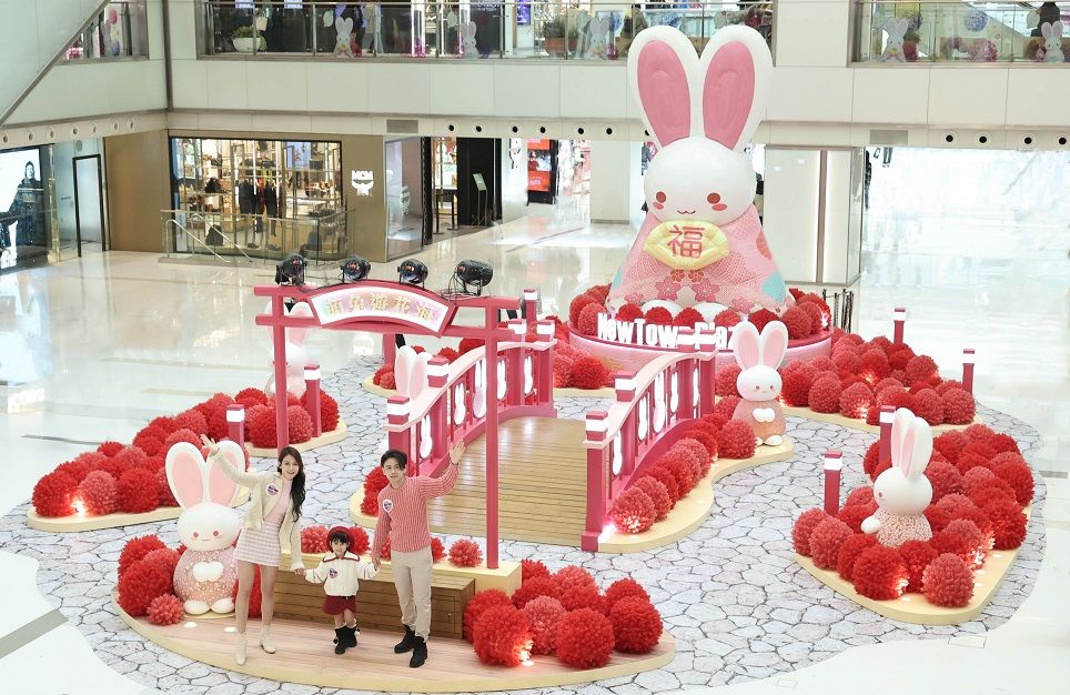 新城市广场打造「萌兔游花海」，逾4米高萌兔是卖点。