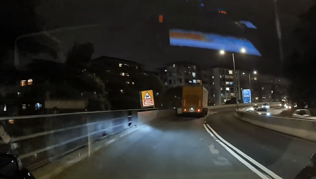 货车沿窝打老道行驶。fb：香港突发事故报料区