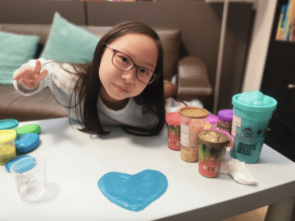 幼女最愛Slime(鬼口水),許嫣在書局買了多種顏色和款式的Slime,「想盡辦法找些她可以自娛的方法。」 幼女最愛Slime(鬼口水),許嫣在書局買了多種顏色和款式的Slime,「想盡辦法找些她可以自娛的方法。」