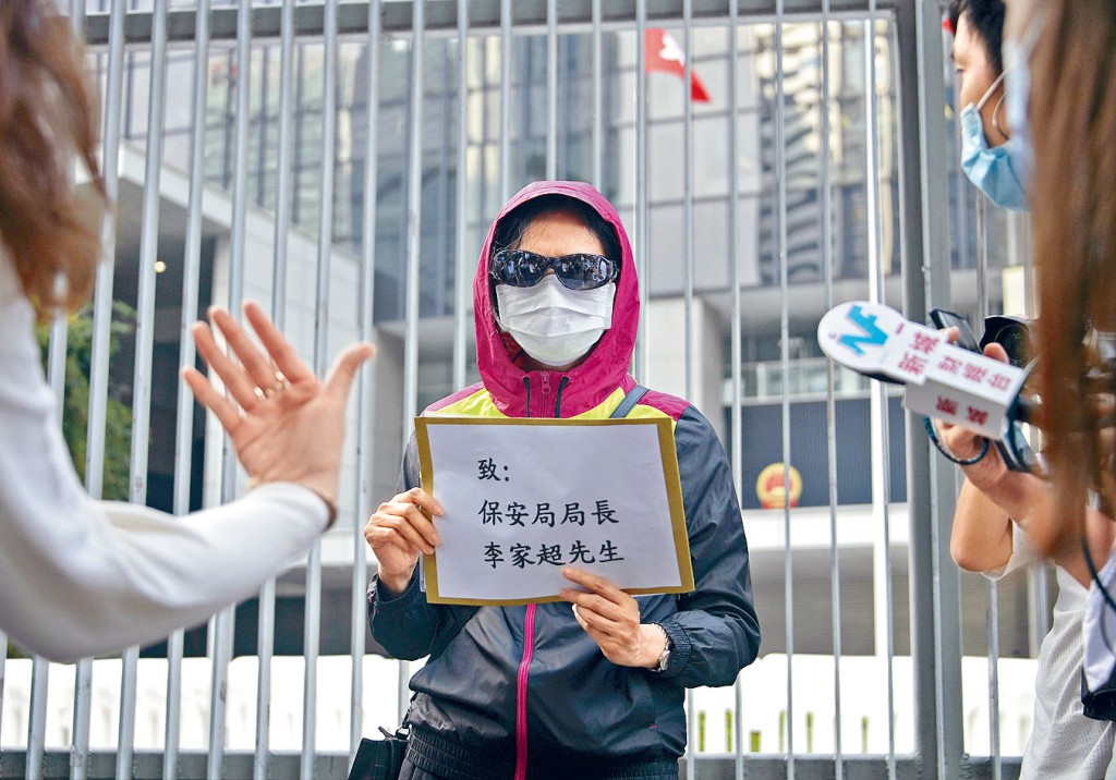 潘曉穎的母親到政府總部，向李家超遞信，要求當局「特事特辦」。