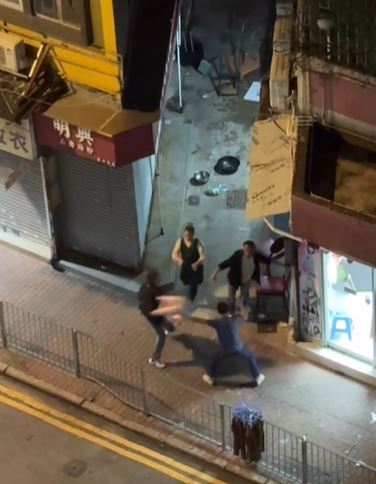 藍衫男揮舞鋸刀。FB香港突發事故報料區及討論區 Becky Cohen影片截圖