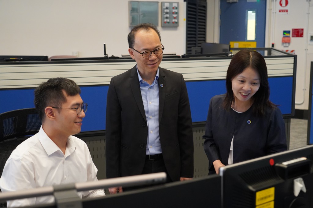 駱志明(中)和梁倩兒(右)見證中心多年轉變，希望將他們的經驗傳承後輩。葉偉豪攝