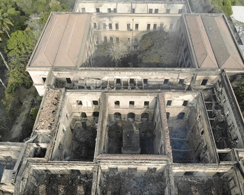 巴西國家博物館發生嚴重大火之後,建築物仍有坍塌風險。(網圖)