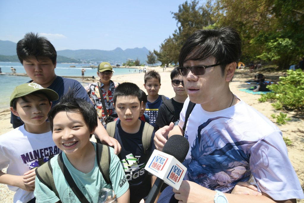 來自泰國的圍棋訓練領隊Keith帶領學生到橋咀島遊玩。陳浩元攝 來自泰國的圍棋訓練領隊Keith帶領學生到橋咀島遊玩。陳浩元攝