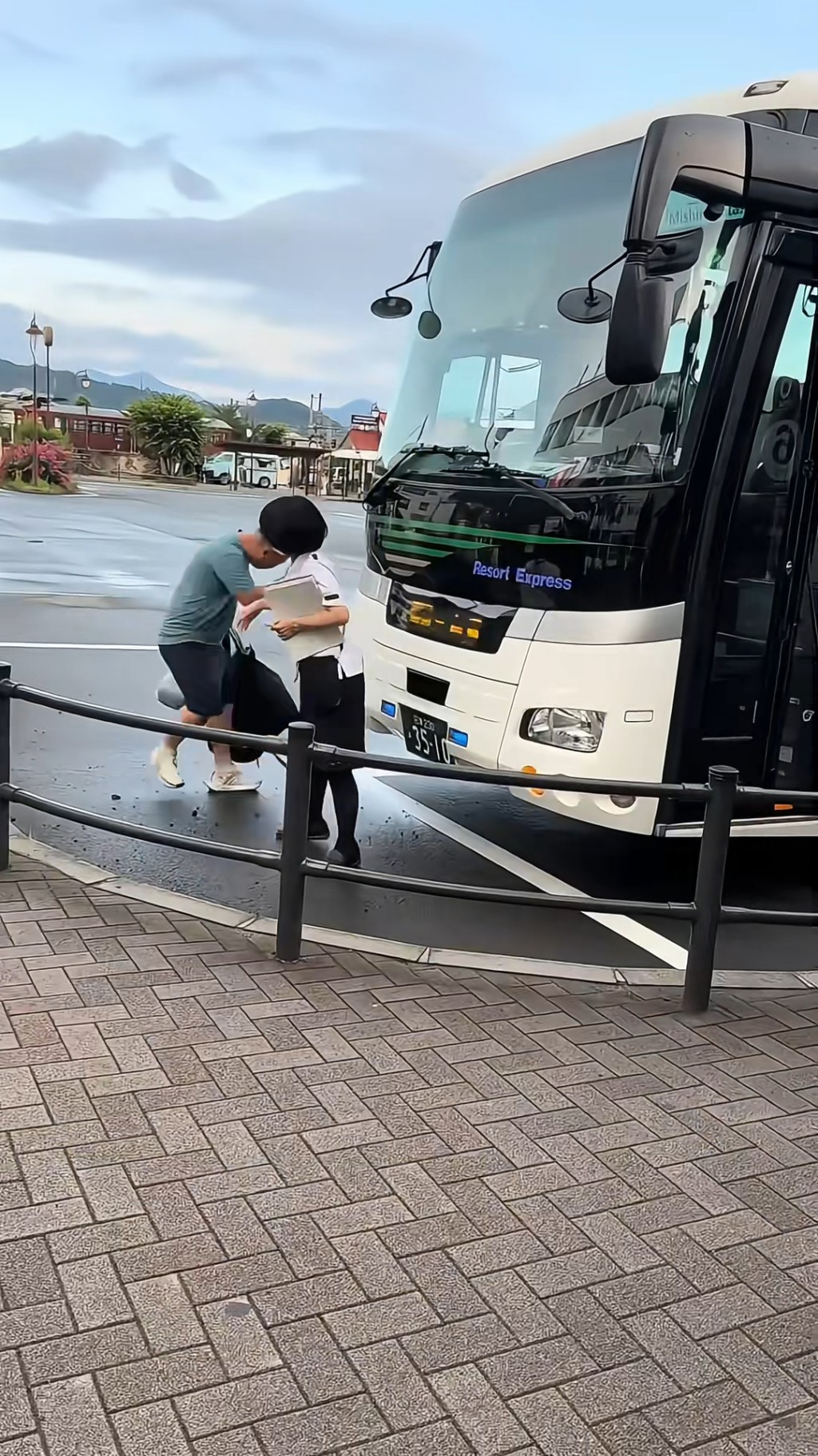 疑中國遊客因家人未返,在日本變身做人肉路障阻止旅遊巴開出。X@JapanBan ZaiLove 疑中國遊客因家人未返,在日本變身做人肉路障阻止旅遊巴開出。X@JapanBan ZaiLove