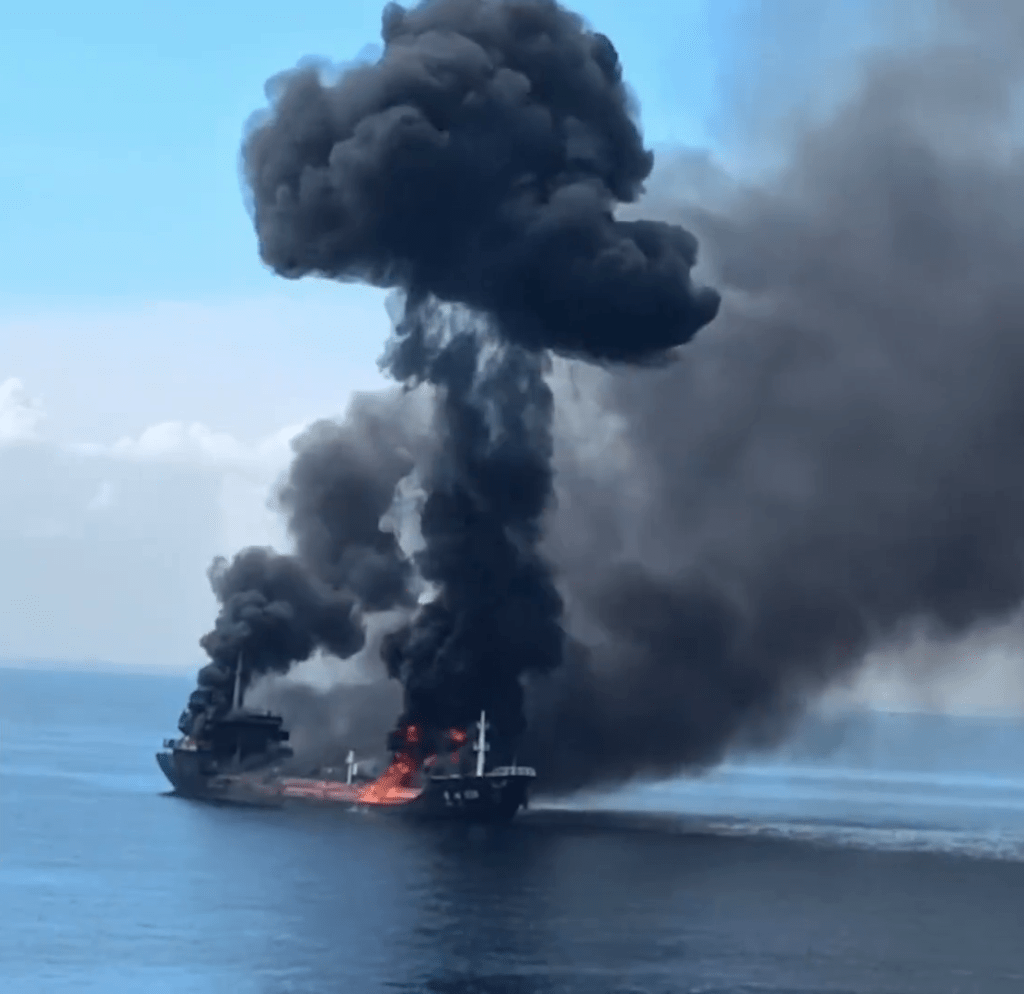 「圣油229」轮船22日广西北部湾海域起火。