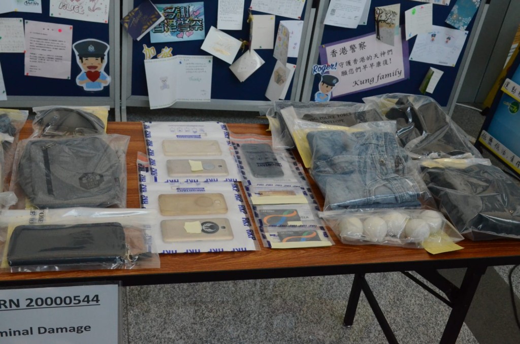 警方展示物證。