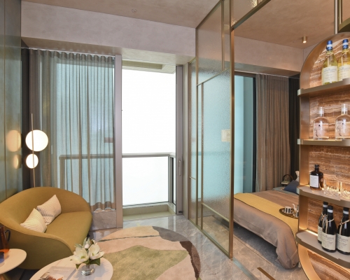 家具以金黄和棕色为主调，豪华中不失格调。 （18楼A1室经改动连装修示范单位）